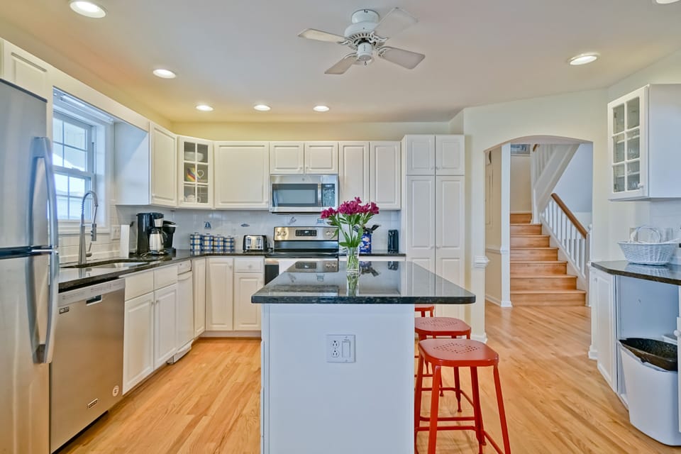Kitchen with brand new applianes. 