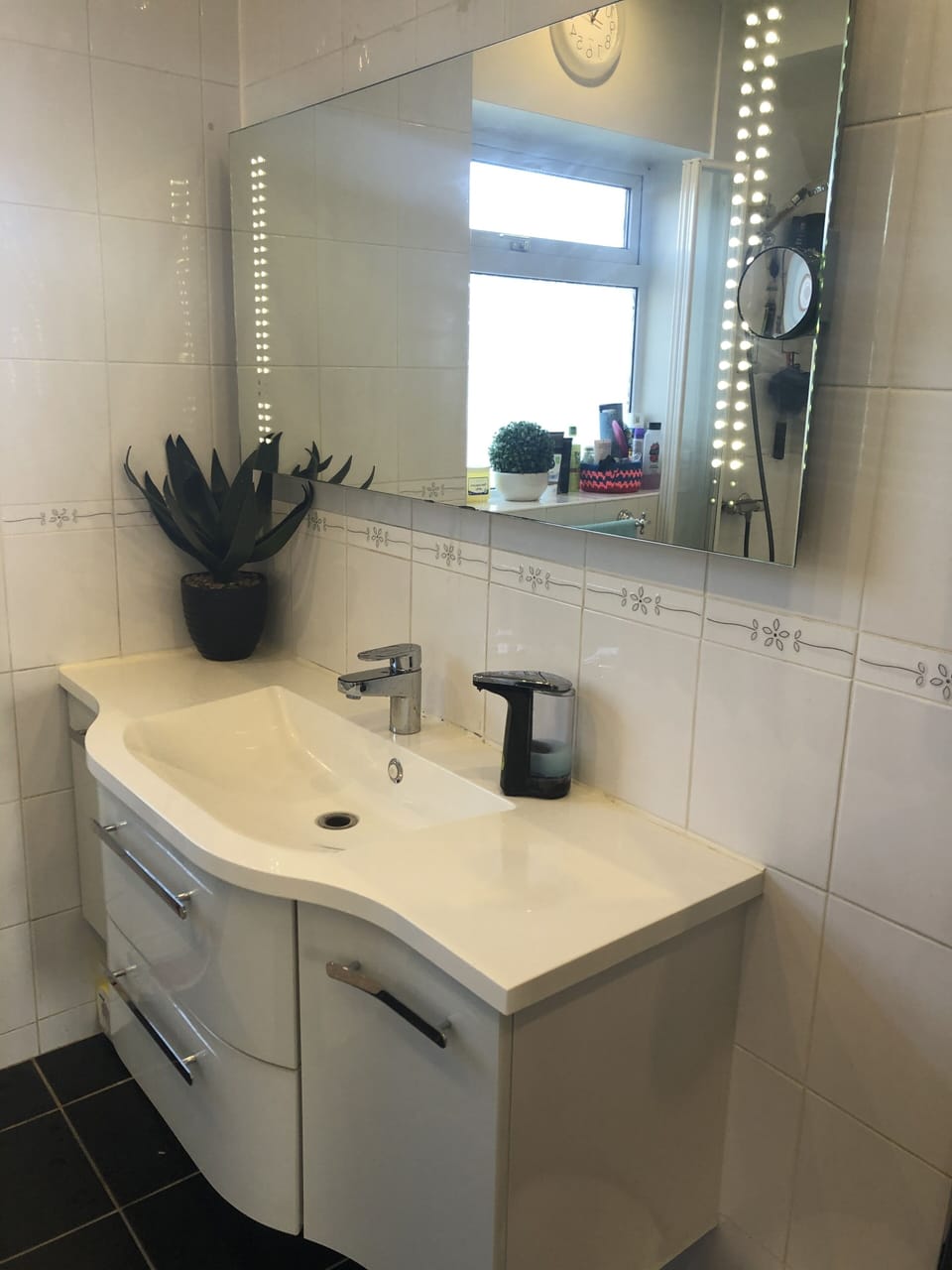 Bathroom sink
