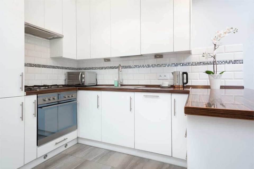 Modern, fully equipped kitchenette. 