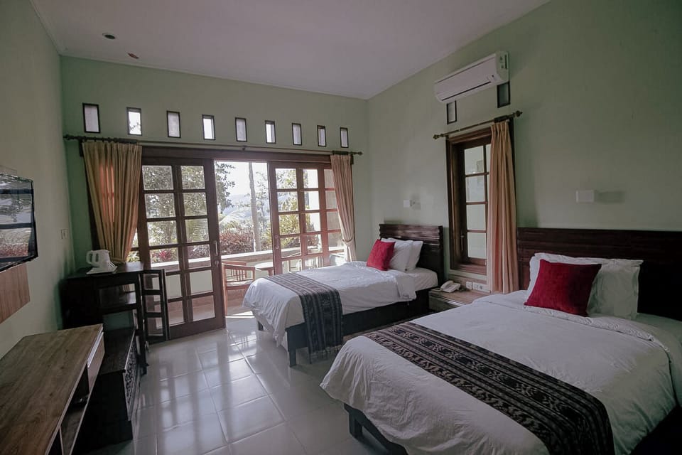 Deluxe Twin Room | In-room safe, desk, bed sheets