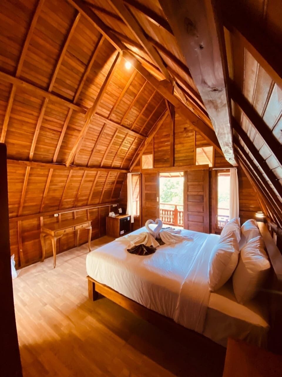 Traditional Cottage | In-room safe, desk, bed sheets