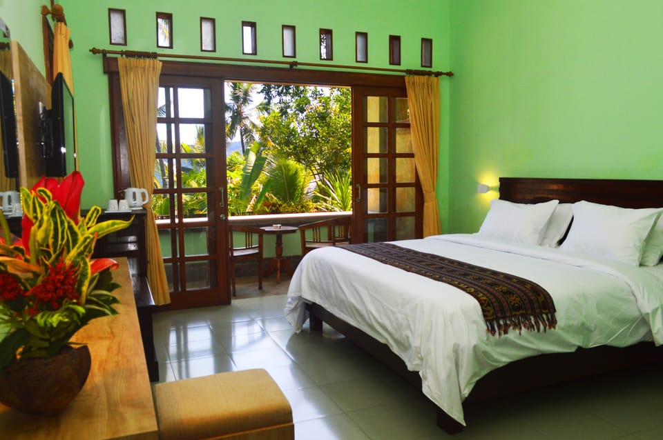 Deluxe Room | In-room safe, desk, bed sheets