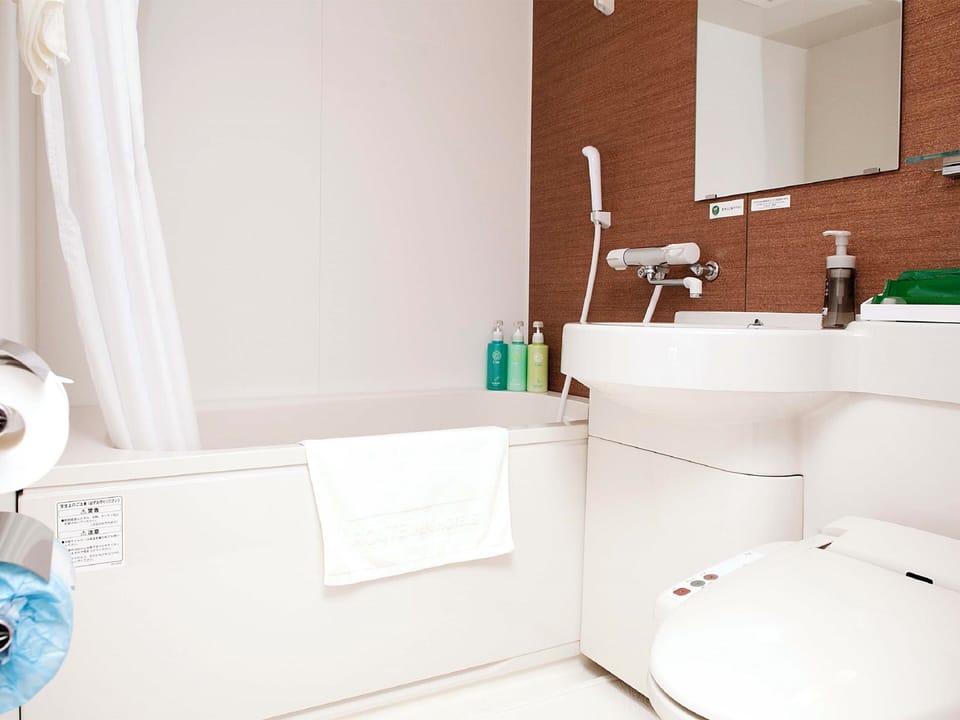 Combined shower/tub, deep soaking tub, free toiletries, hair dryer