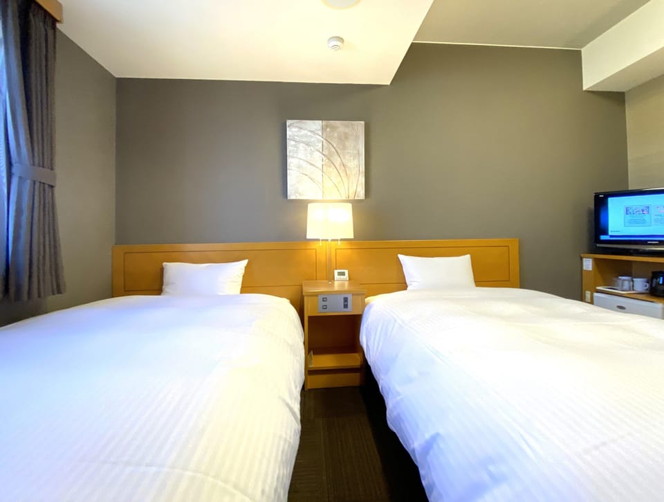 Twin Room, Non Smoking | Desk, free WiFi, bed sheets