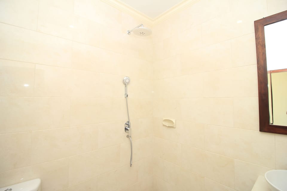 Deluxe Double Room, Balcony | Bathroom shower
