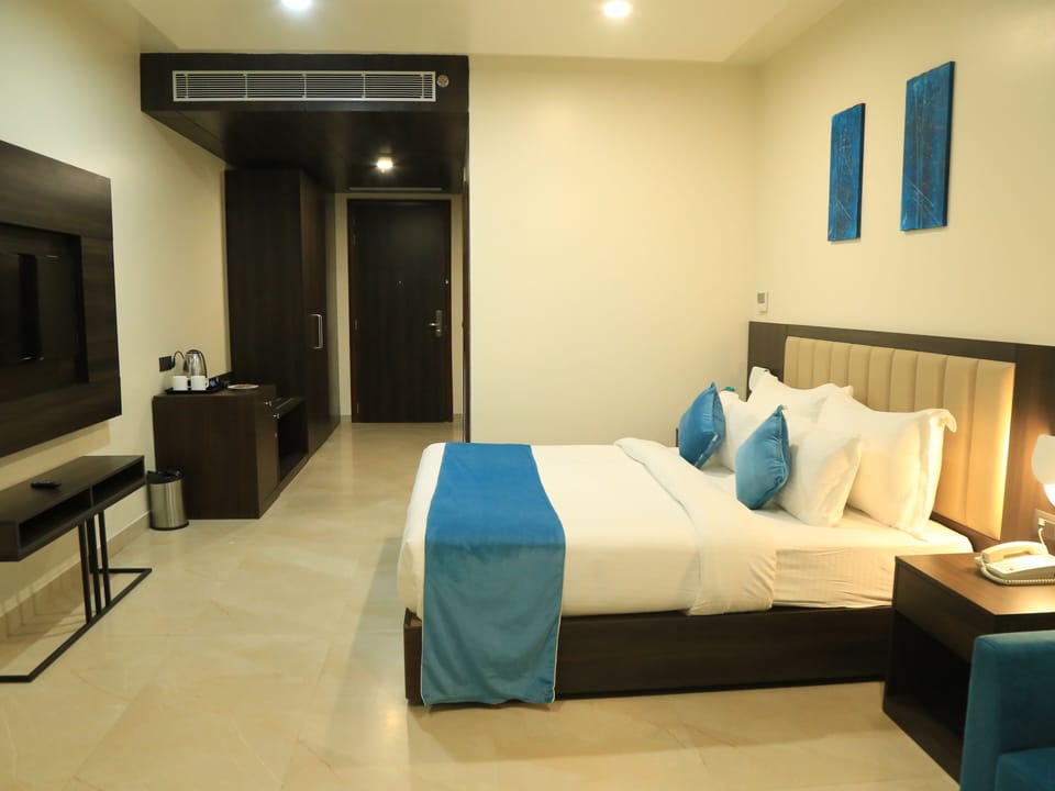Deluxe Room | 1 bedroom, desk, iron/ironing board, rollaway beds (surcharge)