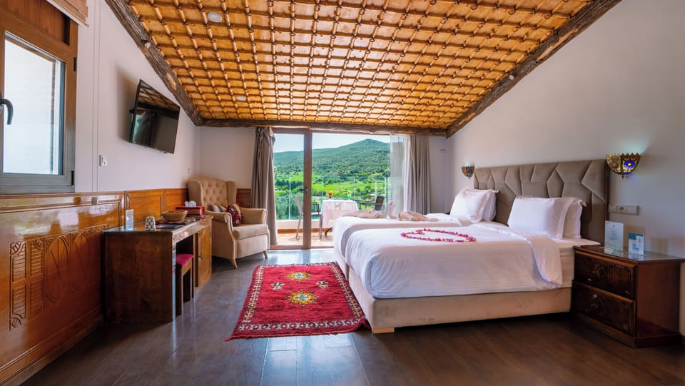 Chambre Twin vue sur Piscine | Living area | 32-inch LCD TV with satellite channels, TV