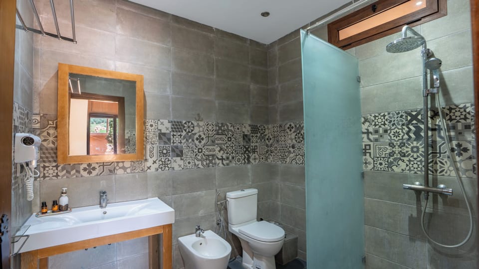 Senior Suite avec Terrasse | Bathroom | Shower, bidet, towels, soap