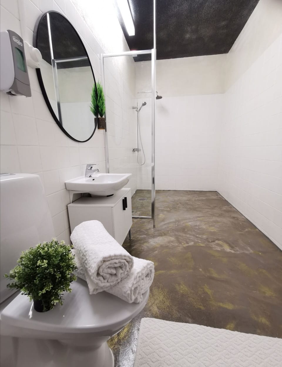 5 Person Room (Hostel, Shared Bathroom) | Bathroom | Hair dryer (on request), towels