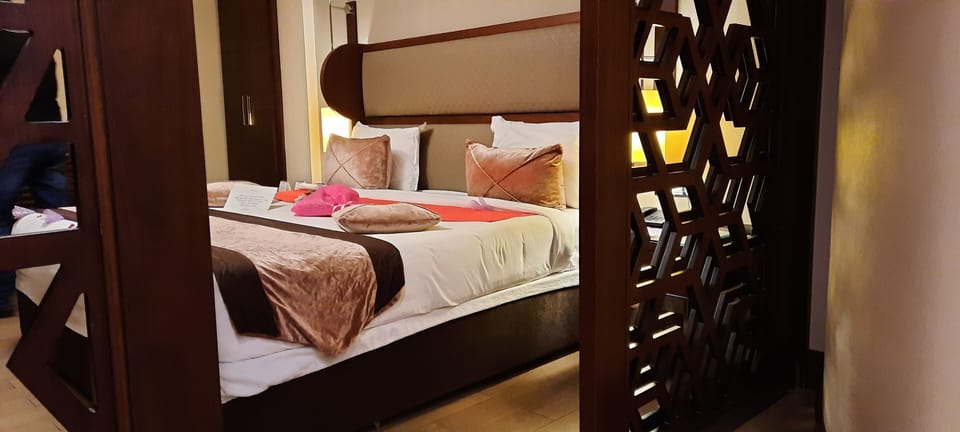 Junior Suite | Minibar, in-room safe, desk, laptop workspace