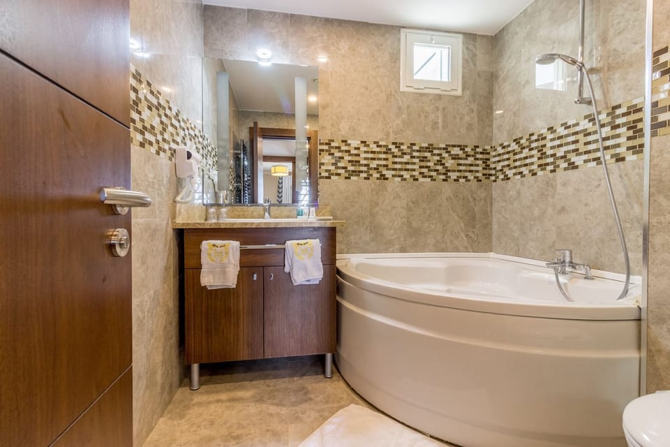 Junior Suite | Bathroom | Rainfall showerhead, free toiletries, towels
