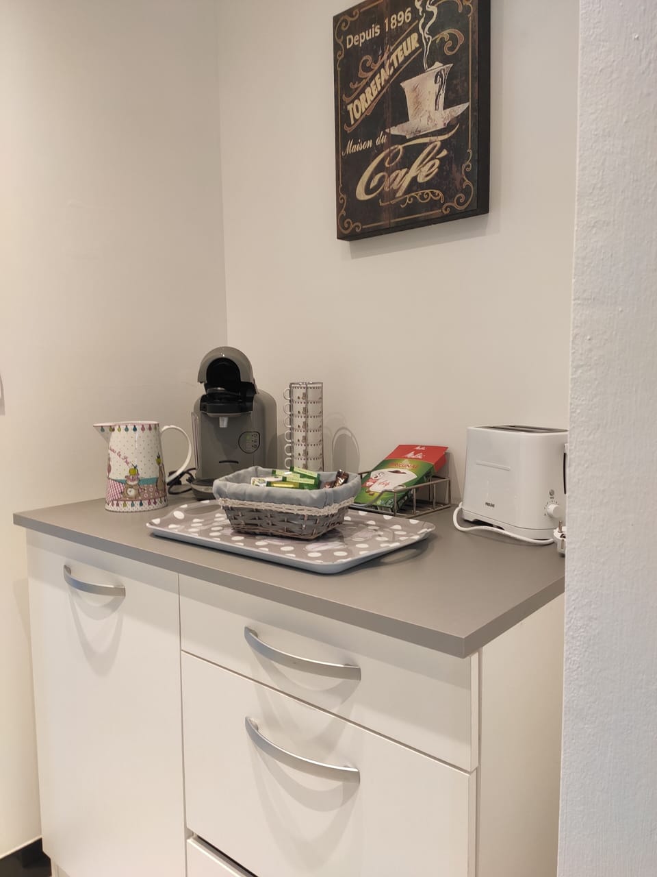 Le coin petit déjeuner: plateau, grille-pain, cafetière,....