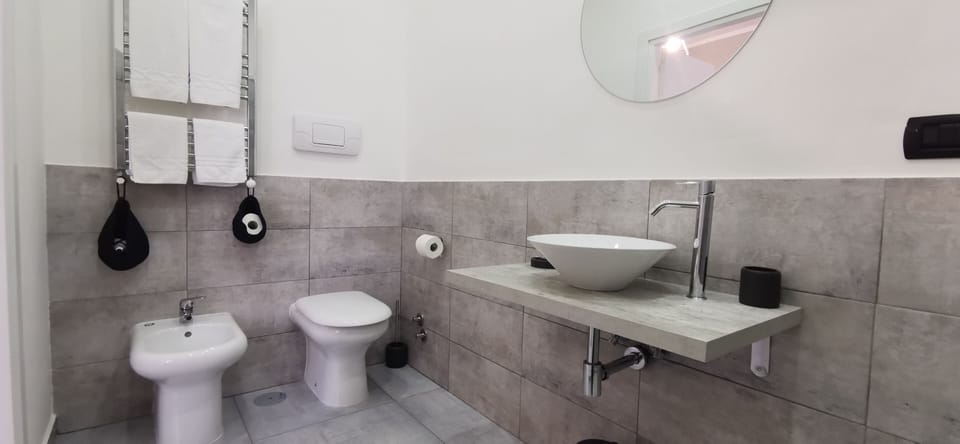 Shower, rainfall showerhead, free toiletries, hair dryer