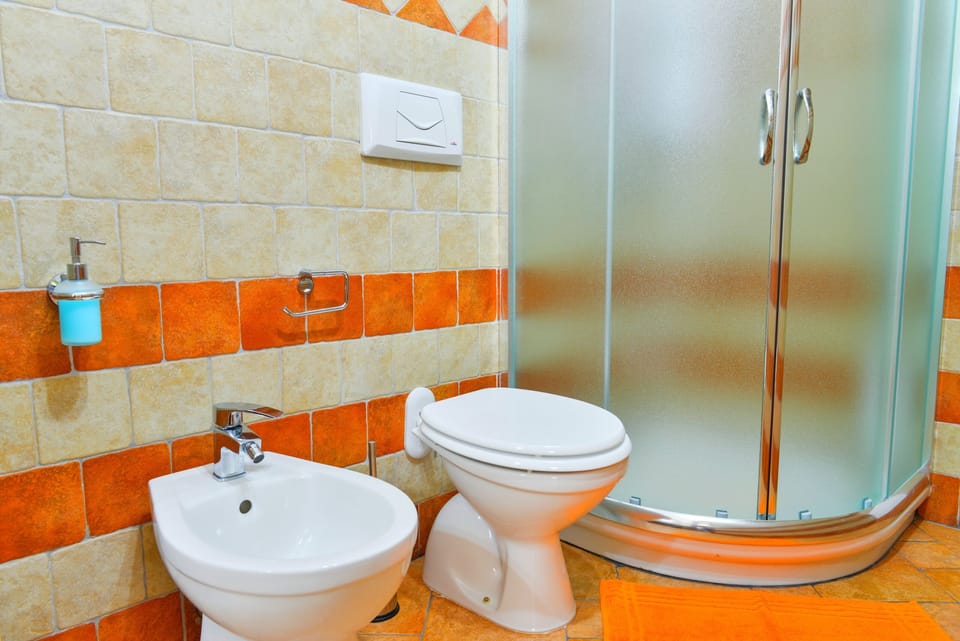 Double Room | Bathroom | Shower, rainfall showerhead, free toiletries, hair dryer