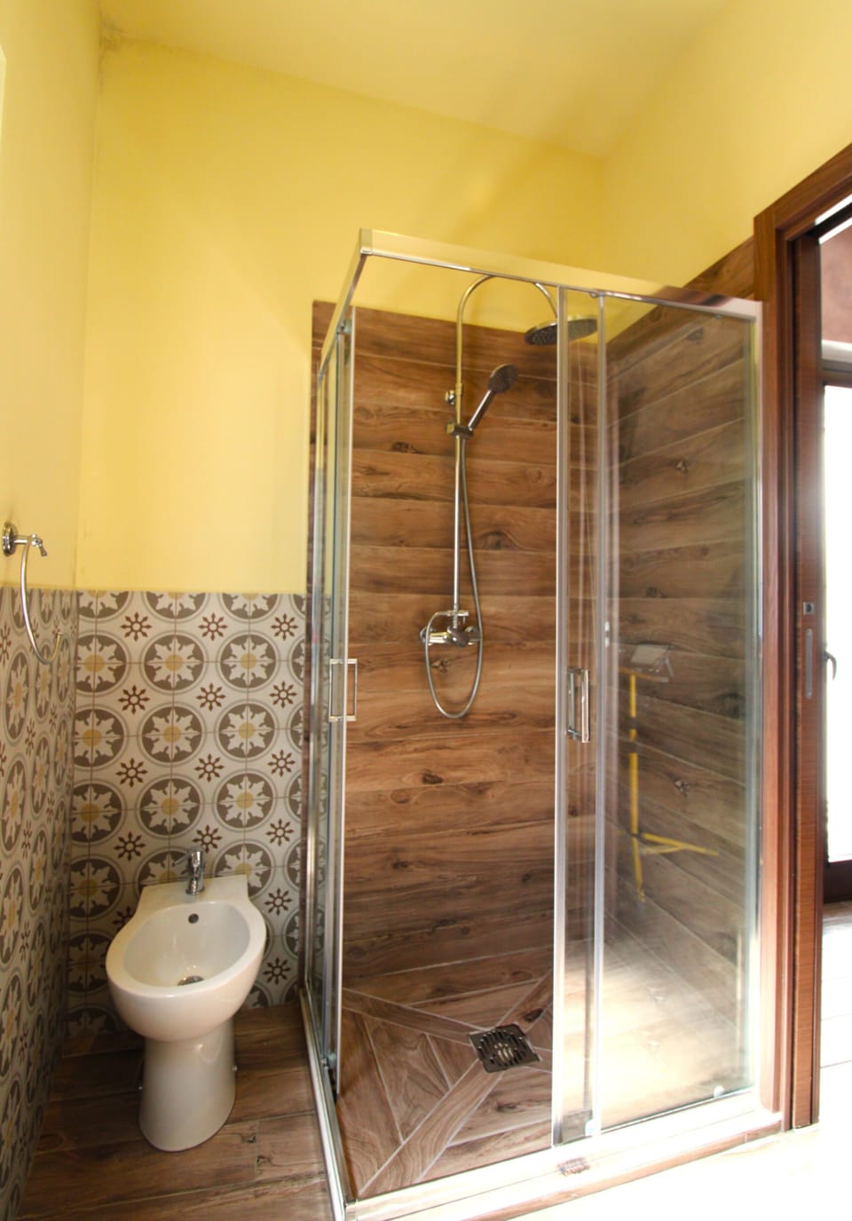 Deluxe Triple Room, Balcony | Bathroom | Shower, rainfall showerhead, free toiletries, hair dryer