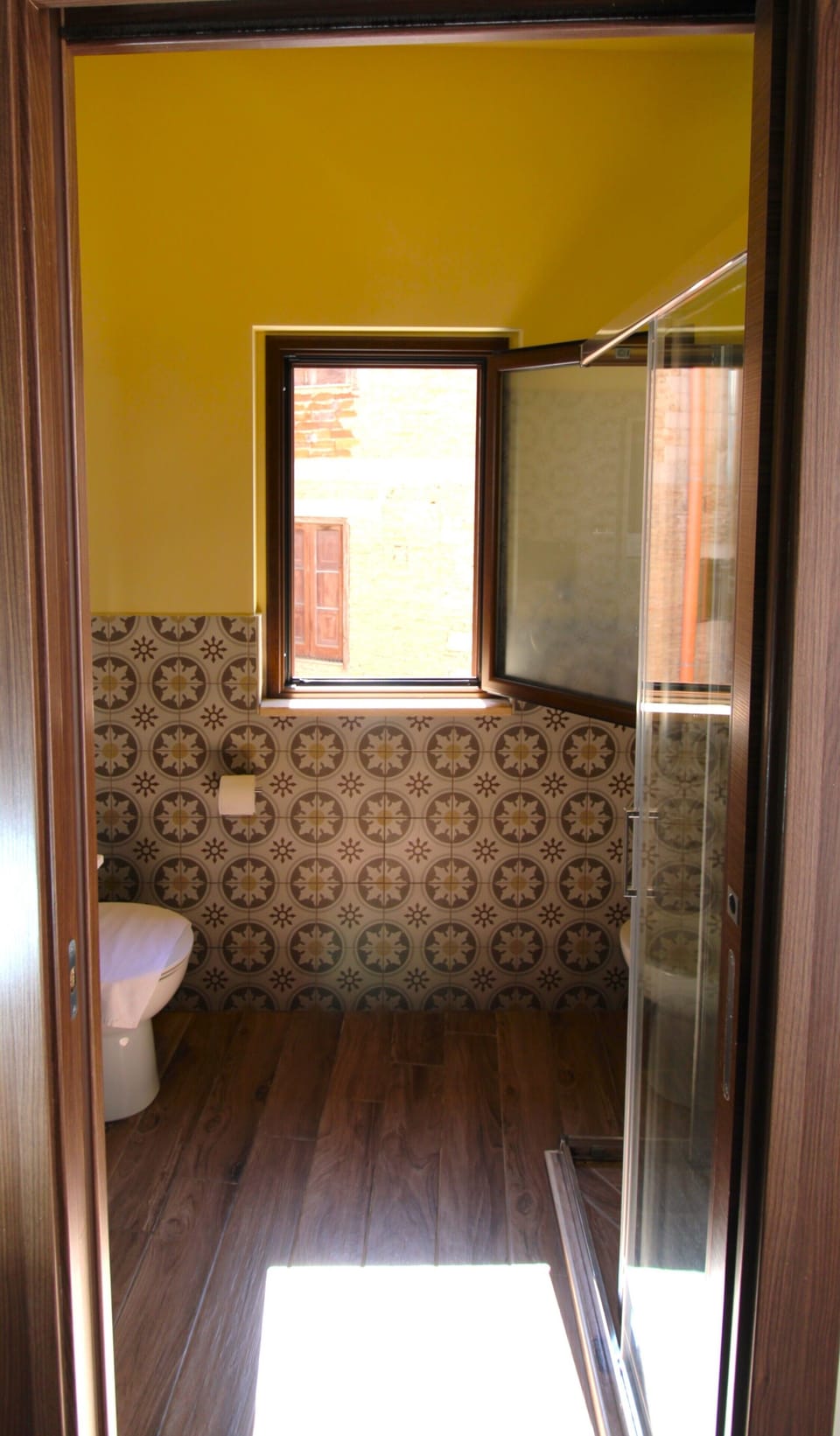 Shower, rainfall showerhead, free toiletries, hair dryer