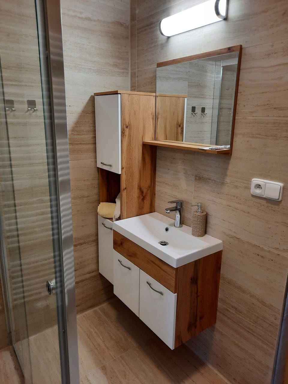 Deluxe Studio Suite | Bathroom | Shower, free toiletries, hair dryer, towels