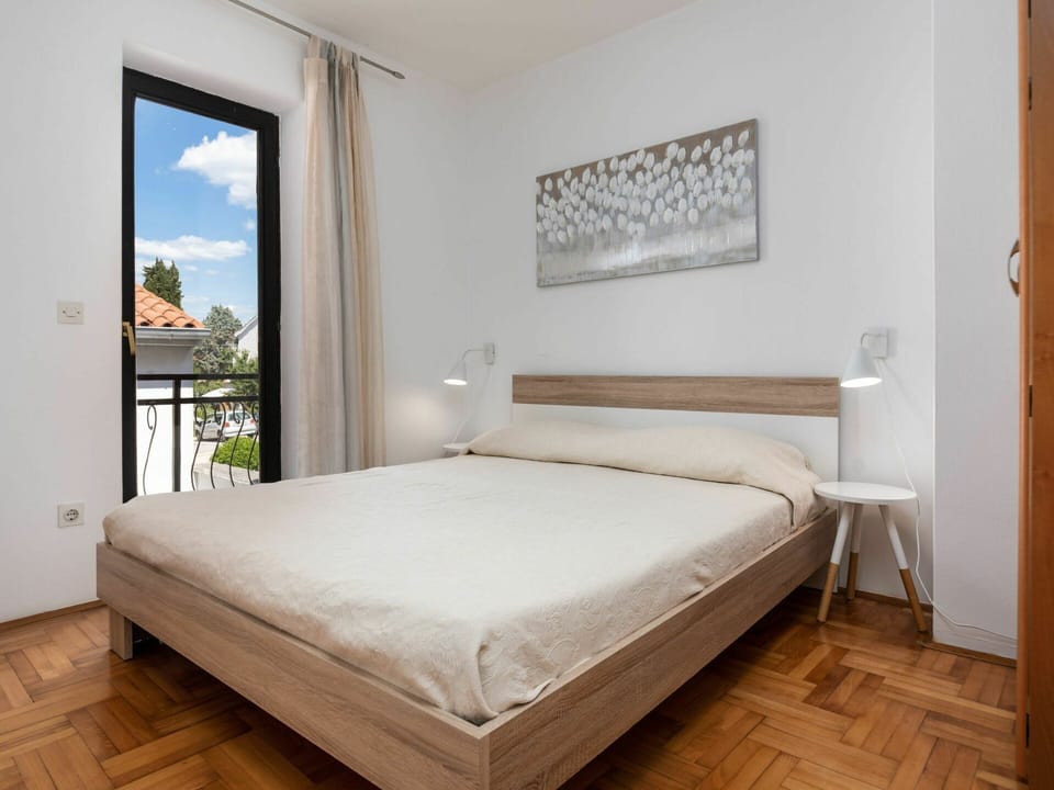 Property, Building, Furniture, Comfort, Wood, Pillow, Interior Design, Bed Frame, Shade