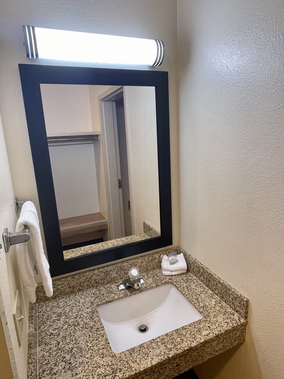 Combined shower/tub, hair dryer, towels