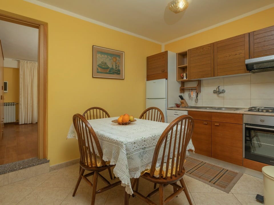 Room, Property, Furniture, Building, Floor, Real Estate, House, Table, Interior Design, Kitchen