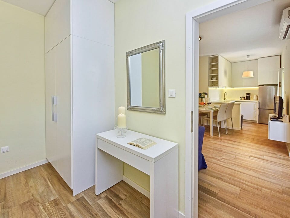 Property, Furniture, Mirror, Wood, Interior Design, House, Flooring, Beige, Hall