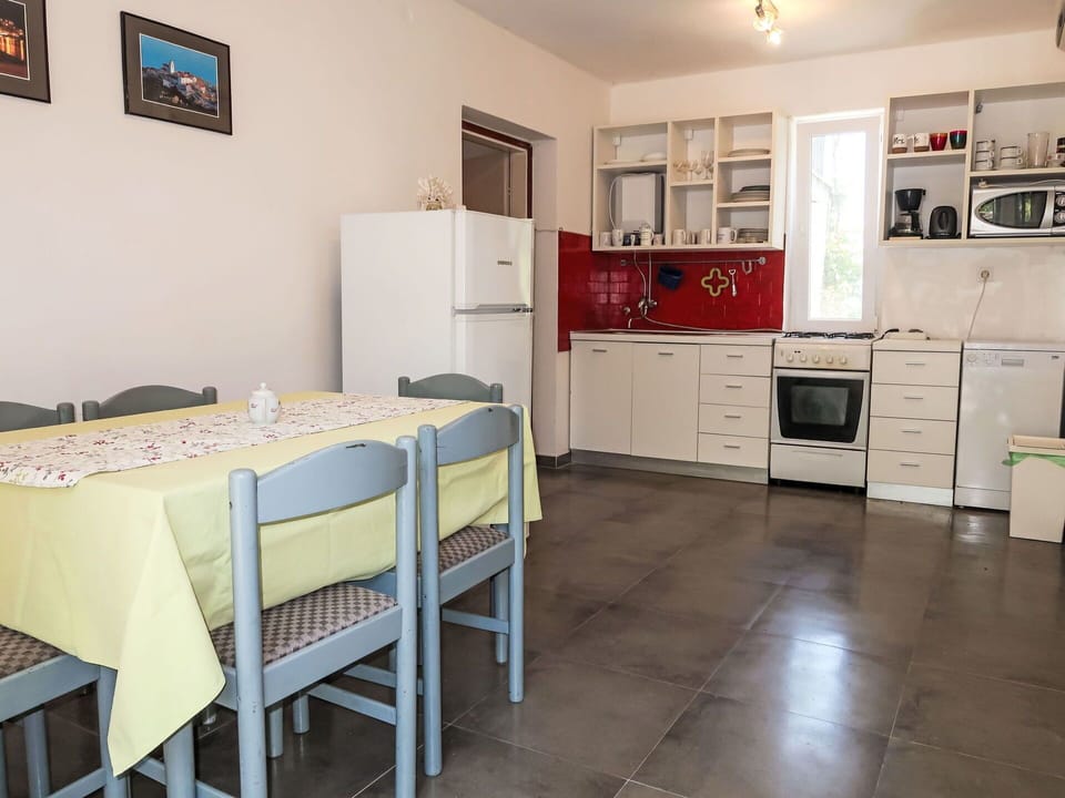 Furniture, Flooring, Floor, Interior Design, Ceiling, Room, Table, Kitchen & Dining Room Table, Chair, Apartment