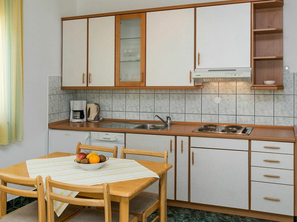 Tap, Kitchen Sink, Cabinetry, Sink, Countertop, Property, Furniture, Window, Building, Plumbing Fixture