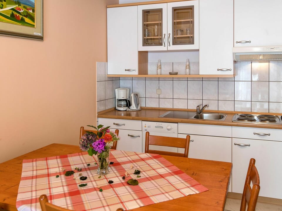 Kitchen Sink, Cabinetry, Furniture, Tap, Property, Sink, Countertop, Flower, Green, Kitchen Stove