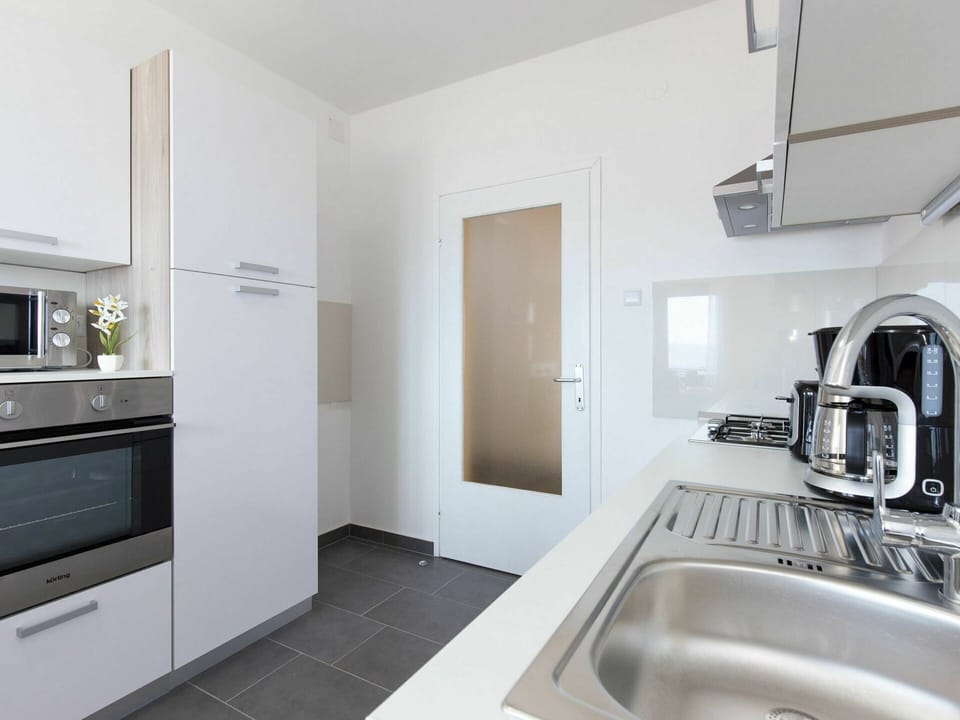 Sink, Property, Building, Tap, Plumbing Fixture, Interior Design, Bathroom, Flooring, Floor