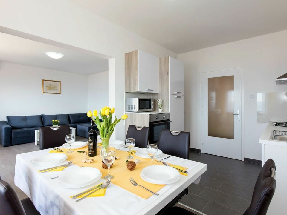 Room, Property, Interior Design, Yellow, Dining Room, Furniture, Building, Table, Ceiling, Real Estate