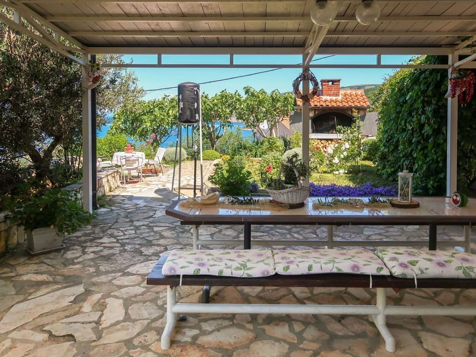 Plant, Property, Outdoor Bench, Sky, Shade, Botany, Outdoor Furniture, Architecture, Flowerpot, Outdoor Table