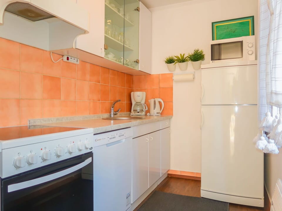 Kitchen Sink, Cabinetry, Property, Sink, Tap, Countertop, Building, Plumbing Fixture, Interior Design, Kitchen