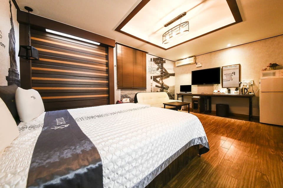 Premium Room | Premium bedding, individually decorated, individually furnished, desk