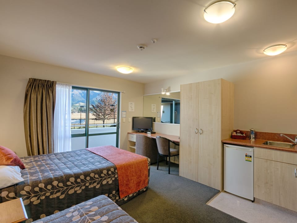 Twin/Triple Studio | Private kitchenette | Coffee/tea maker, fridge, microwave, electric kettle