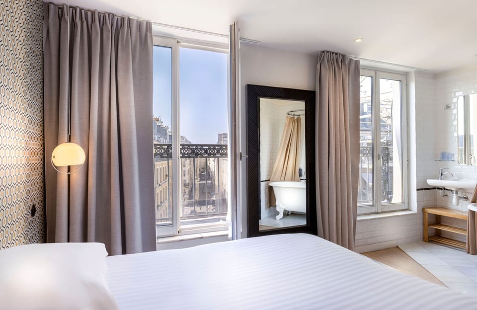 In-room safe, soundproofing, free WiFi, bed sheets