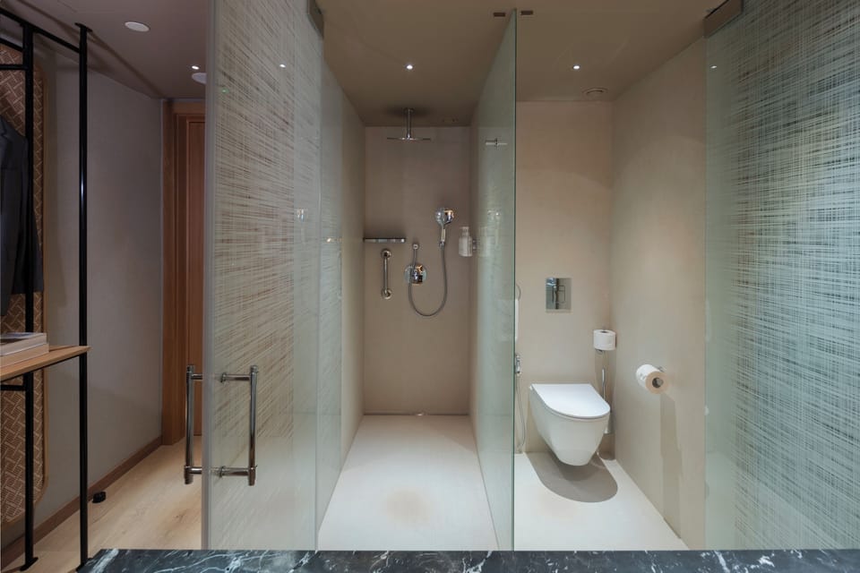 Shower, rainfall showerhead, free toiletries, hair dryer