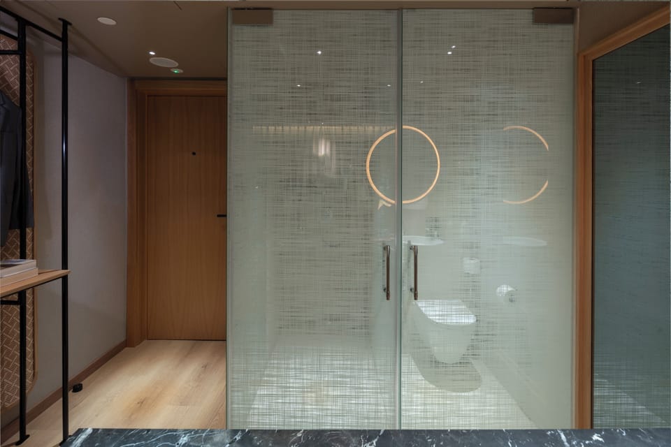 Shower, rainfall showerhead, free toiletries, hair dryer