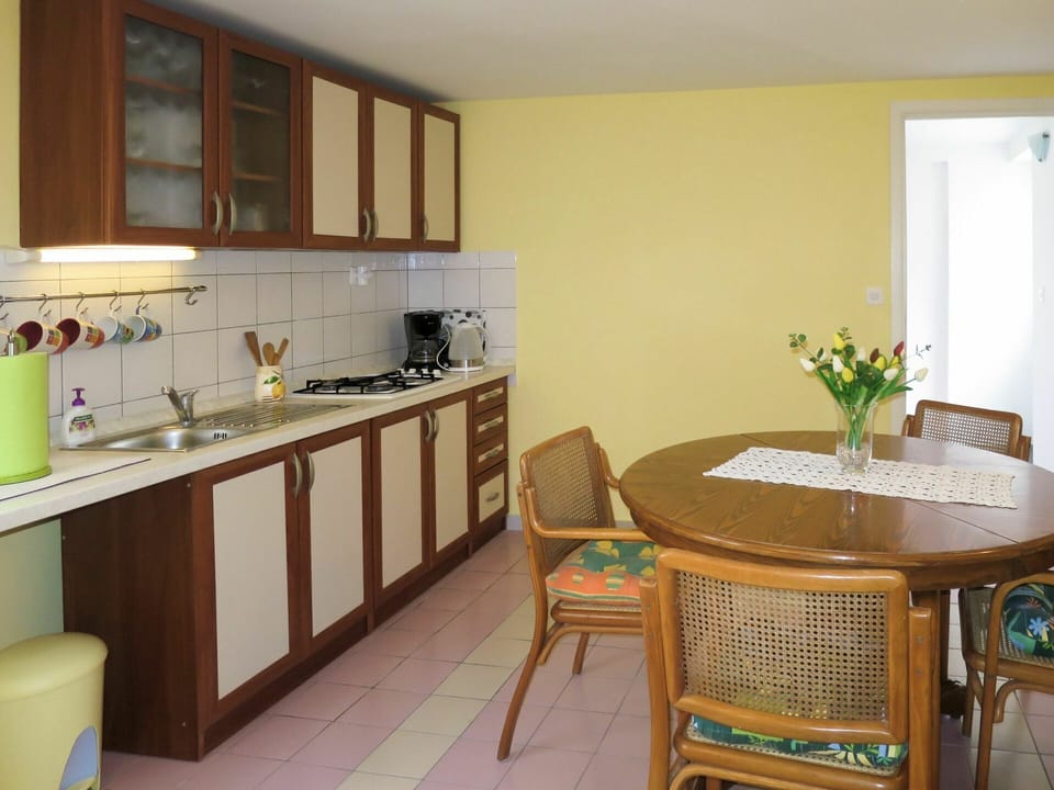 Room, Property, Furniture, Kitchen, Building, Interior Design, Countertop, Cabinetry, Floor, House