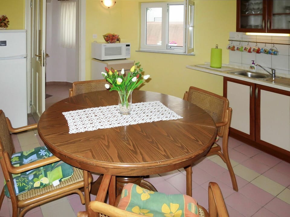 Room, Furniture, Property, Table, Dining Room, Kitchen & Dining Room Table, Interior Design, Chair, Floor, House