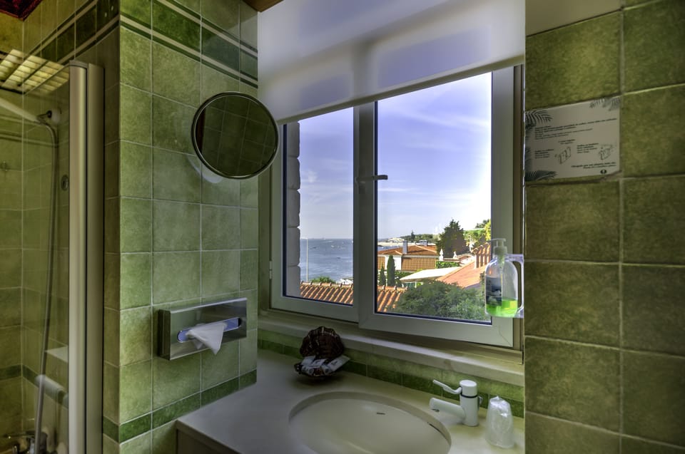 Bathtub, deep soaking tub, free toiletries, hair dryer