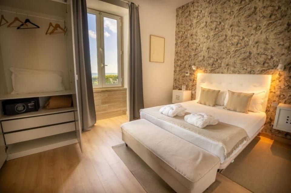 Superior Room | Minibar, in-room safe, soundproofing, rollaway beds