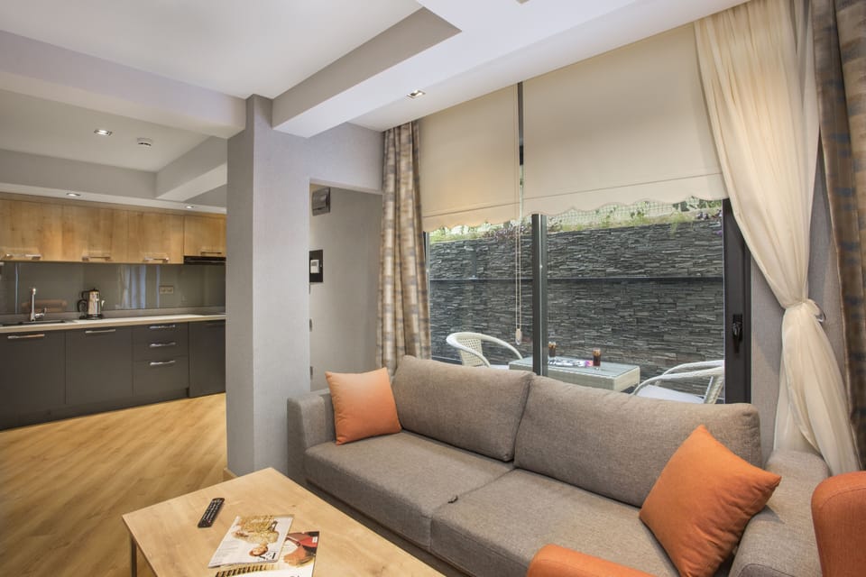 Garden Suite | Private kitchenette | Coffee/tea maker, electric kettle