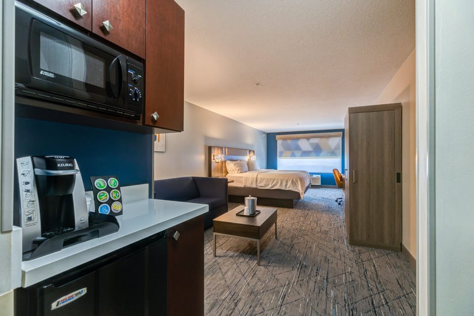 Suite, 1 King Bed | In-room safe, desk, iron/ironing board, cribs (free)