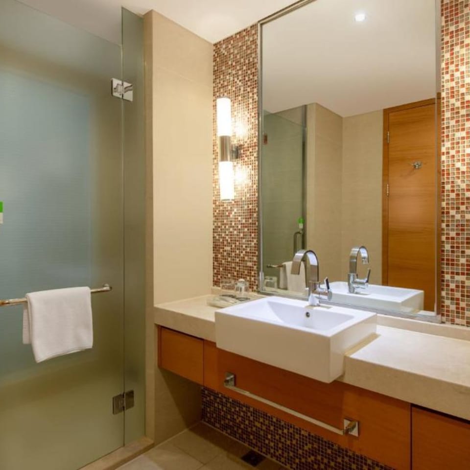 Shower, free toiletries, hair dryer, bathrobes