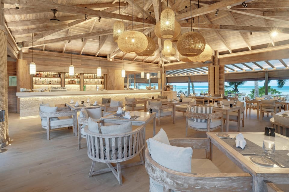 3 restaurants, breakfast, lunch, dinner served; international cuisine
