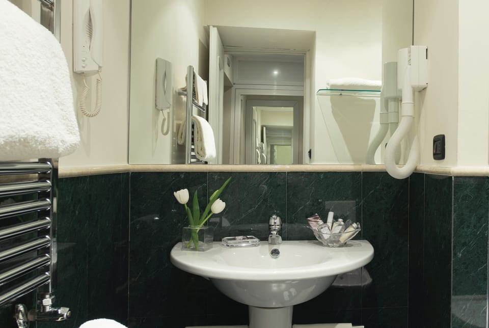 Junior Studio Suite, City View, Tower | Bathroom | Designer toiletries, hair dryer, slippers, bidet