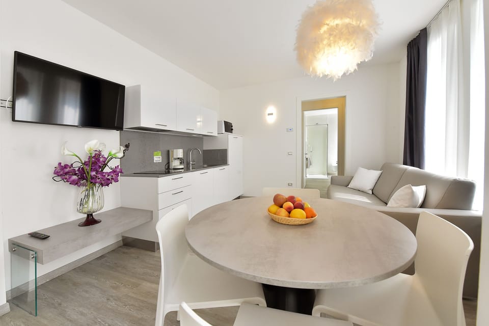 Premium Apartment, 1 Queen Bed with Sofa bed, Mountain View | Living area | 22-inch TV with satellite channels