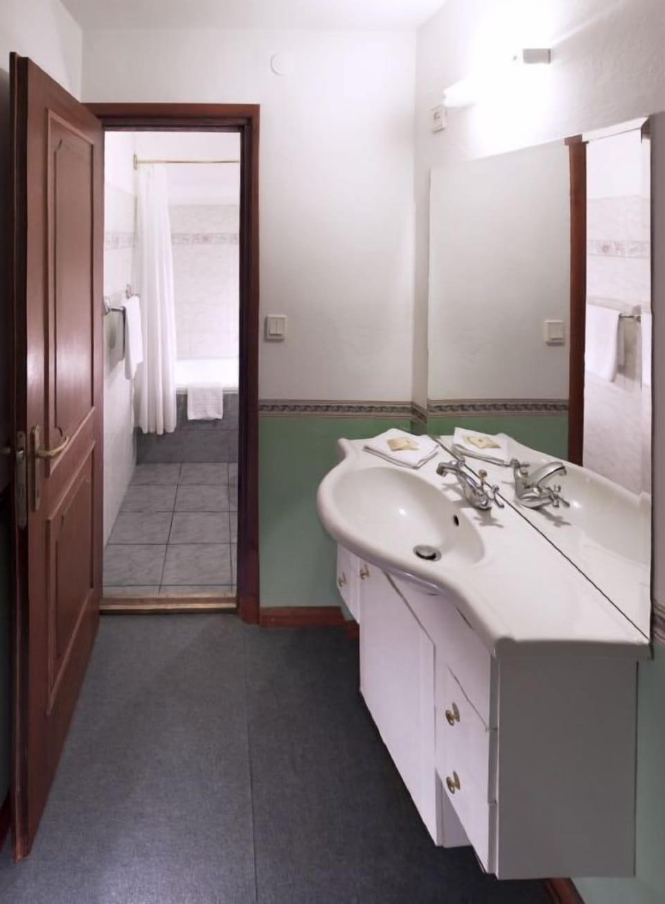 Double Room | Bathroom sink