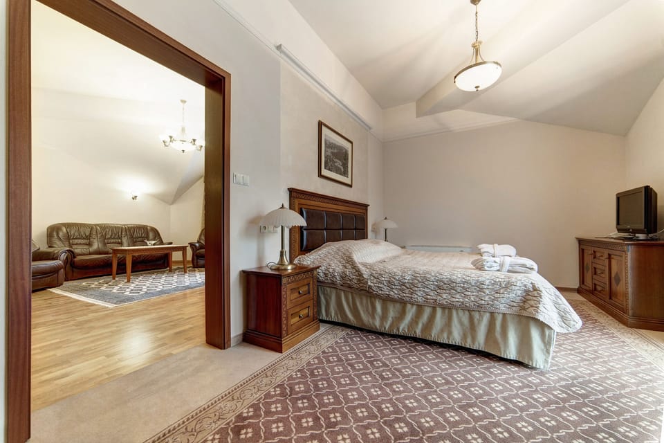 Deluxe Apartment | Minibar, in-room safe, desk, rollaway beds