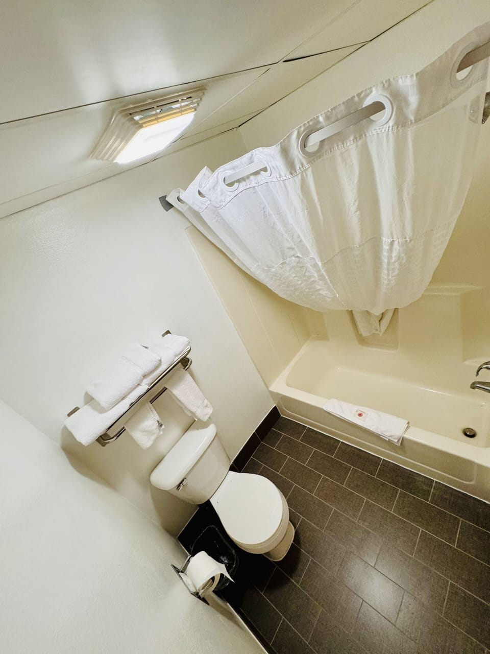 Combined shower/tub, free toiletries, hair dryer, towels